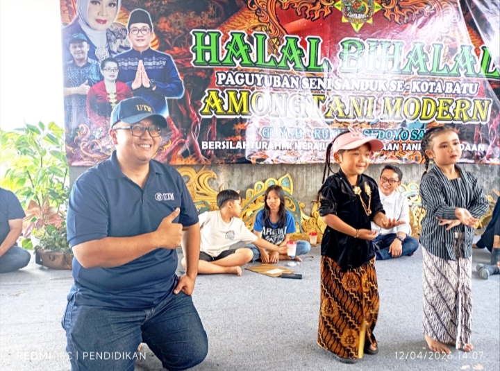 Kepala Dinas Pendidikan Kota Batu memberikan semangat kepada Bocil Sanduk Kota Batu dengan menari bersama sama.