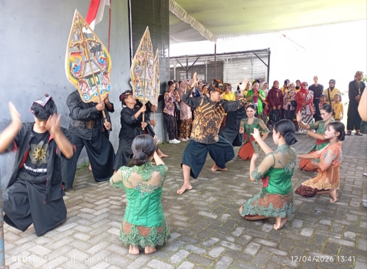 Tarian sanduk yang disuguhkan dalam momen Halal bihalal Sanduk Kota Batu.