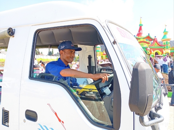 Salah satu Driver Shuttle Selecta ketika antar pengunjung ke Mikutopia. 