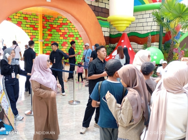 Salah satu kondisi pengunjung di pintu masuk loket Mikutopia. 