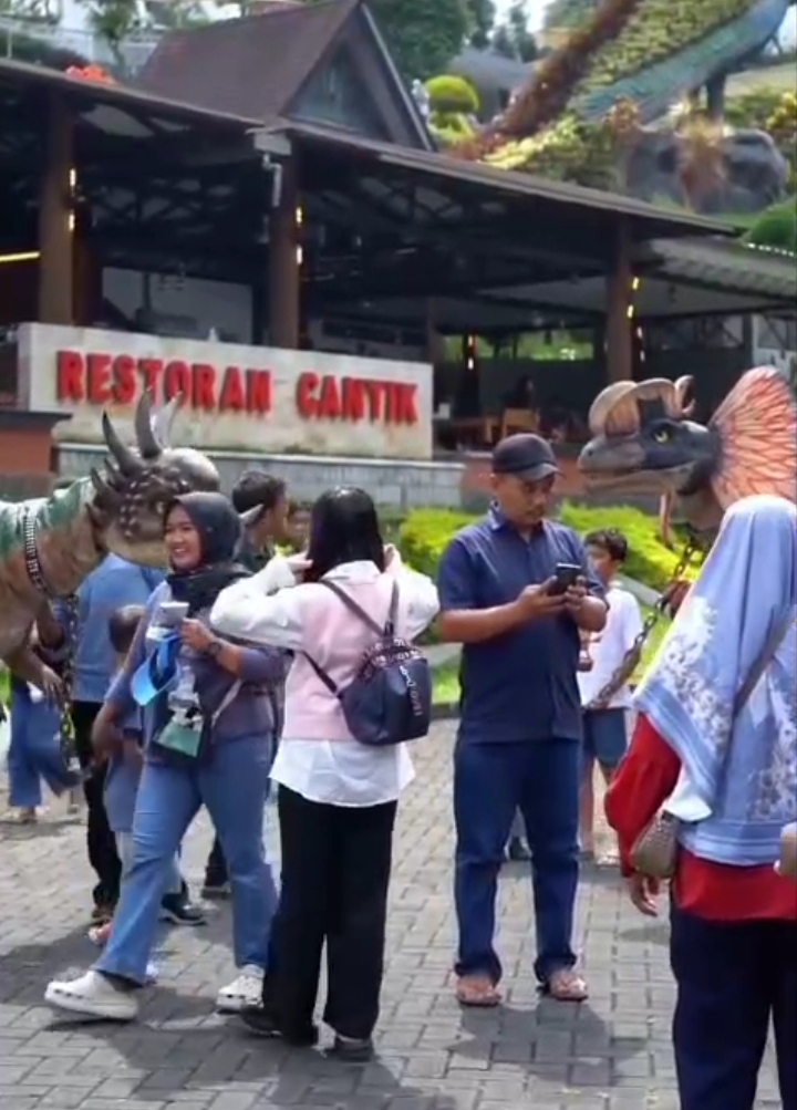 Banyak wisatawan yang ingin melihat secara lebih dekat dan mengabadikannya. 