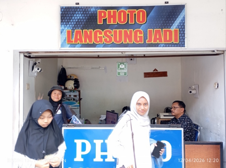 Disediakan pelayanan foto langsung jadi dengan mempunyai 6 Fotografernya, yang berada di tempat spot. 