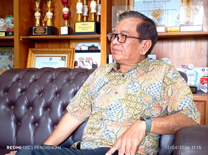 Direktur Taman Rekreasi Selecta, ketika memberikan keteranganya saat berada di kantor. 