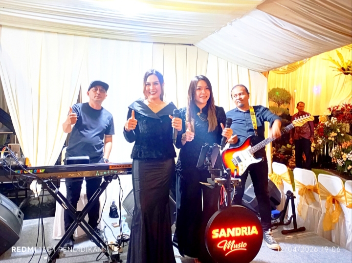 Disuguhkan penampilan dari Sandria Music dengan membawakan semua jenis lagu. 
