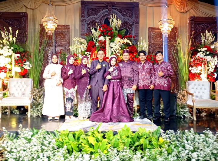 Keluarga Besar Aryzona Fahmi & Rodiah ketika bersama sama mempelai ketika di Berkah Rangkul Coffee & Resto. 