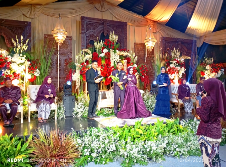 Acara pernikahan di Berkah Rangkul Coffee & Resto, ketika prosesi sambutan dari teman, sahabat dari mempelai. 