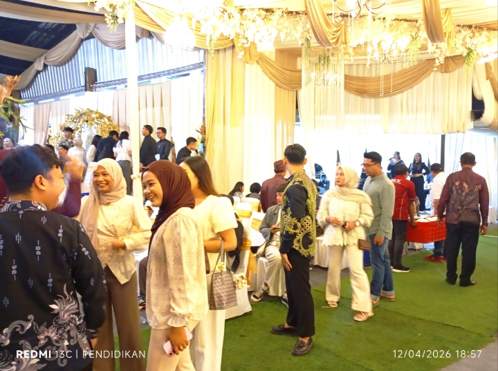 Suasana ketika diacara pernikahan dengan dekorasi yang mewah. 