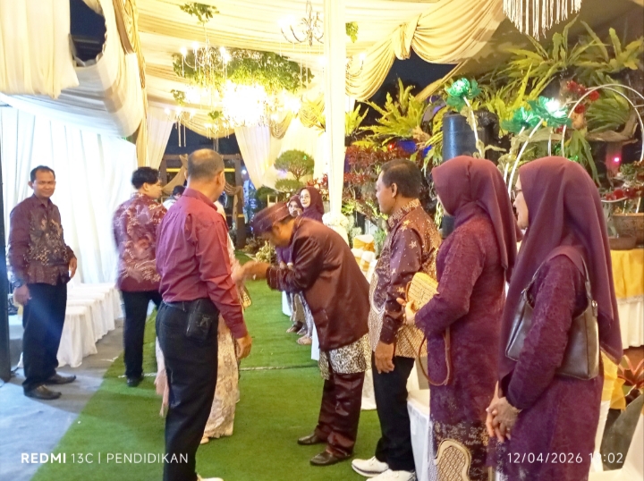 Tampak Tuan Rumah ketika menerima tamu undangan dengan penuh suka cita. 