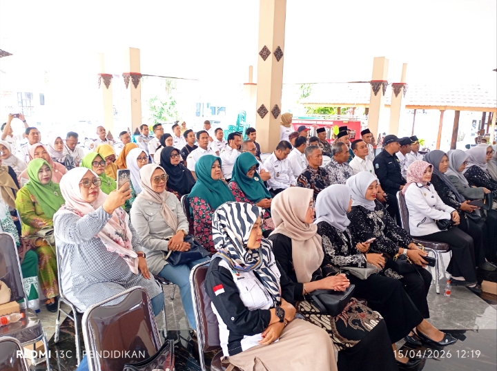 Tampak antusias dari para hadirin mengikuti acara pisah sambut camat Pujon.