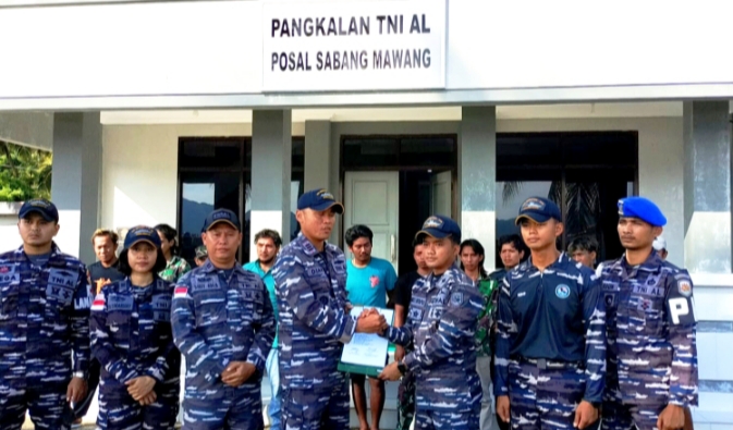 Petugas ketika memberikan bantuan secara seremoni.