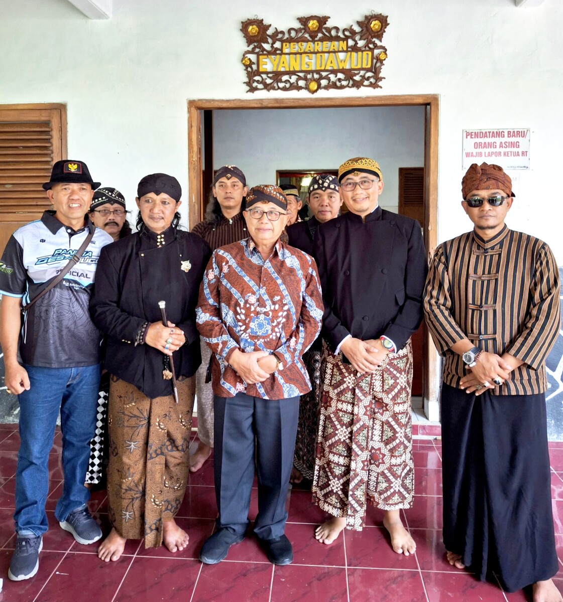 Bupati Blitar, H. Arijanto ketika bersama Ki Arif dan para pelaku budaya. 