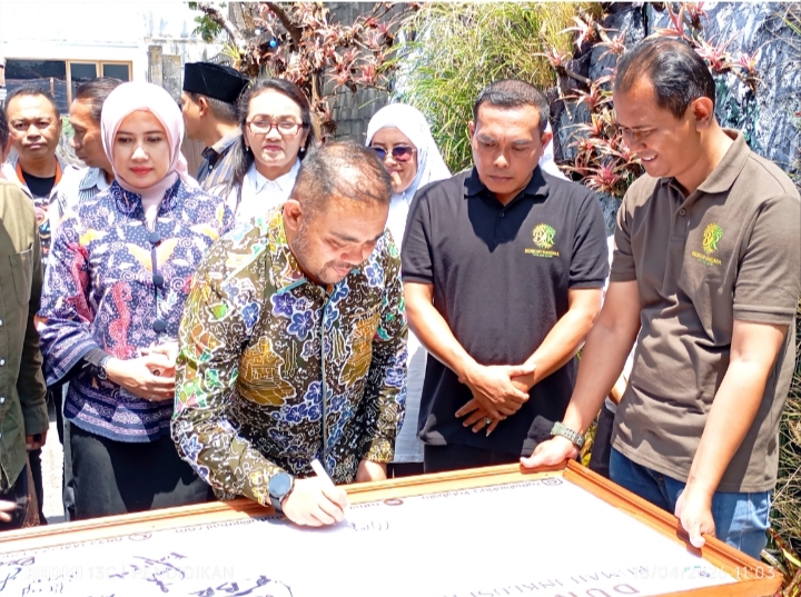 Wakil Wali Kota Batu ketika ikut mendukung dengan bertanda tangan ditempat yang sudah disediakan. 