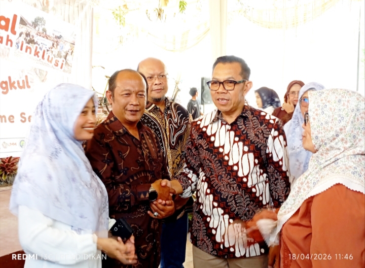 Dari Pihak Owner ketika berjabat tangan dengan Wali Kota Batu. 