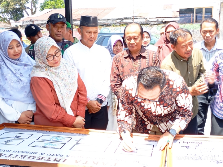 Wali Kota Batu, Ketika prosesi penandatanganan yang disaksikan oleh dinas terkait. 