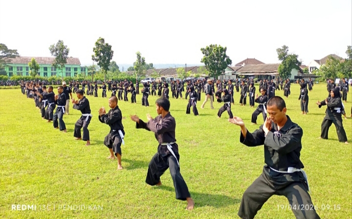 Tampak ratusan siswa siswi dengan antusias mengikuti latihan gabungan di lapangan Dodikjur Malang. 