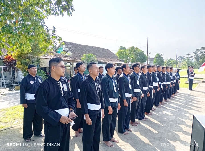 Warga dari tiga Cabang Malang Raya bergabung paduan suara ketika upacara. 