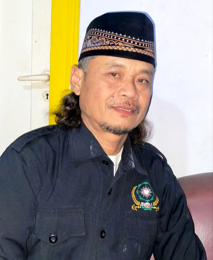 Anggota Dewan PSHT Cabang Batu yang juga sebagai sesepuh ketika saat di kediamanya memberikan apresiasinya. 