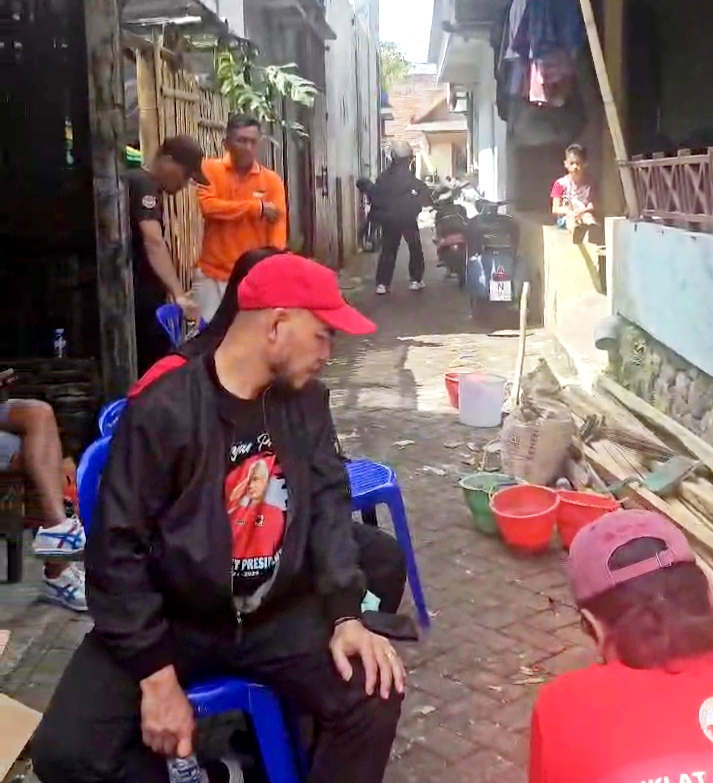 Dengan antusias anggota DPRD turut serta membantu bedah rumah. 