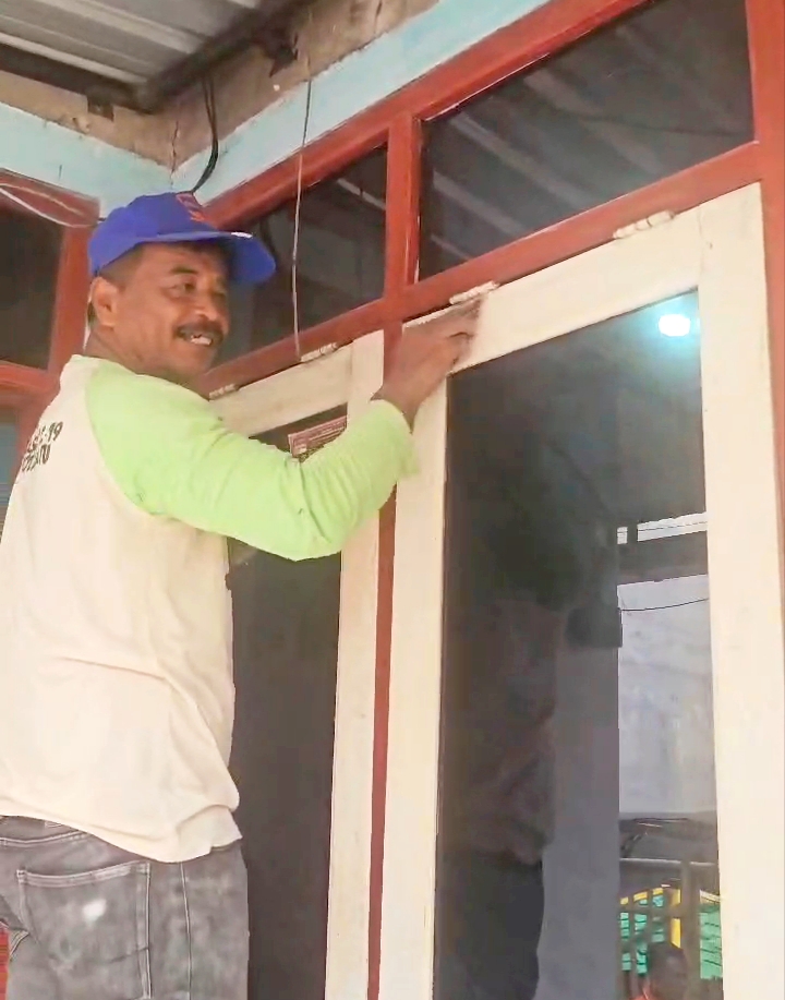 Tampak dengan semangatnya anggota PDI Perjuangan membenahi jendela. 