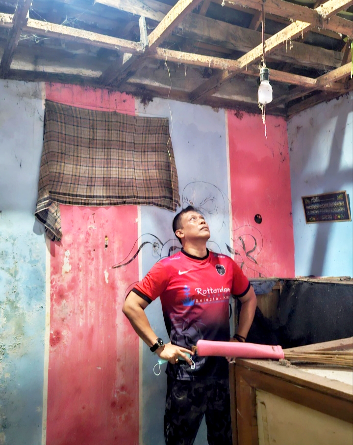 Khamim Tohari ketika kroscek atap rumah yang akan diperbaiki. 