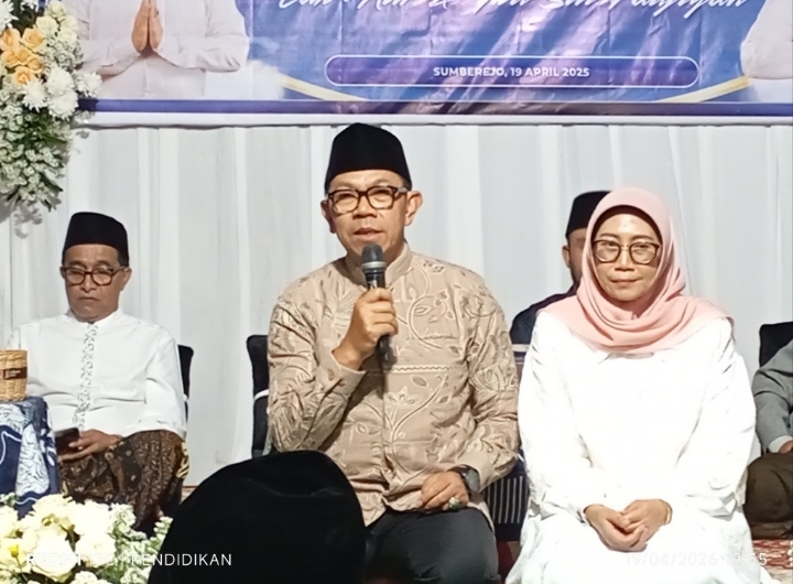 Wali Kota Batu, Nurochman, bersama istri, ketika memberikan sambutan sambutanya. 