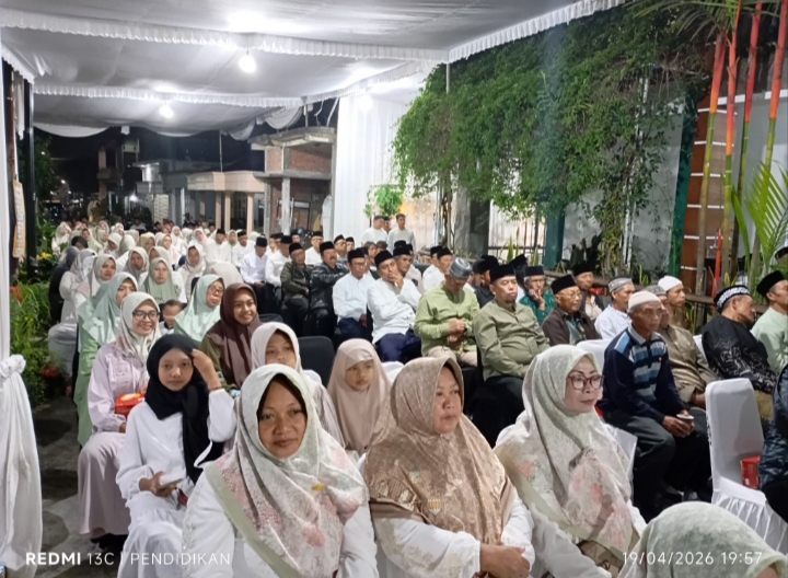 Ratusan warga masyarakat berserta keluarga besar, dan seluruh SKPD  hadir untuk memberikan doa dan dukungan kepada Wali Kota Batu bersama istri berangkat menunaikan ibadah haji. 