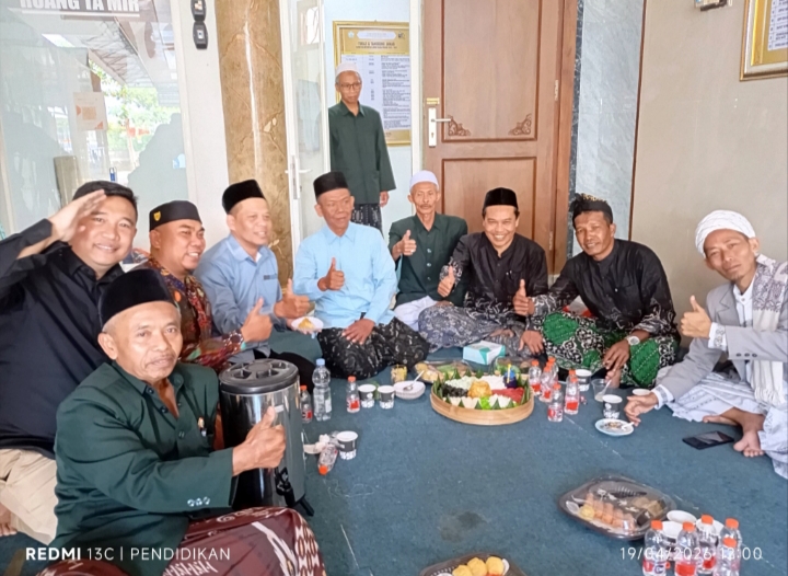 Ketika prosesi penyerahan potong tumpeng jajan pasar dengan suasana kekeluargaan. 