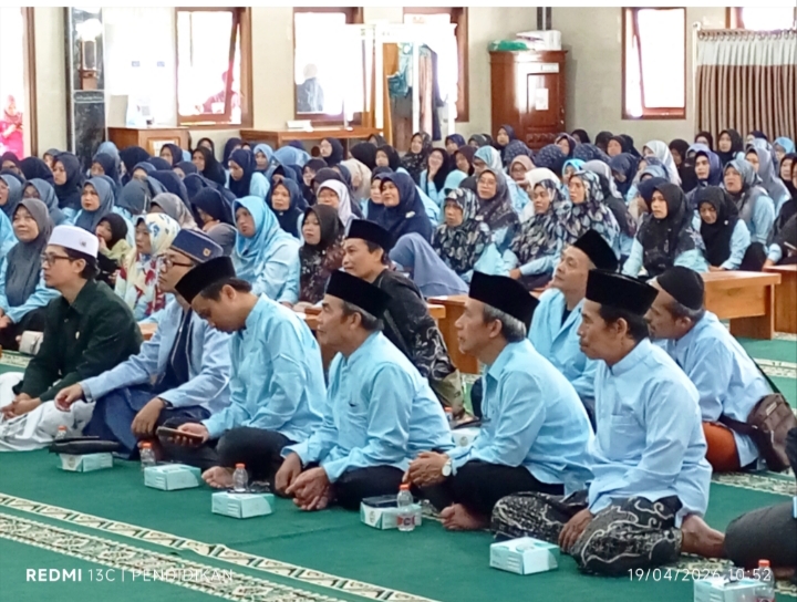 Ratusan jamaah dengan antusias mendengarkan tausiyah. 