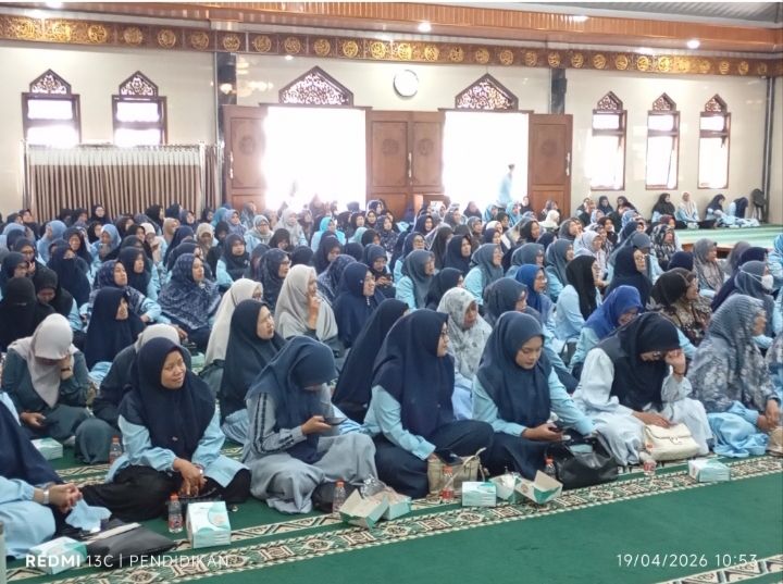 Ustadzah dengan antusias juga mengikuti dengan seksama tausyiah. 
