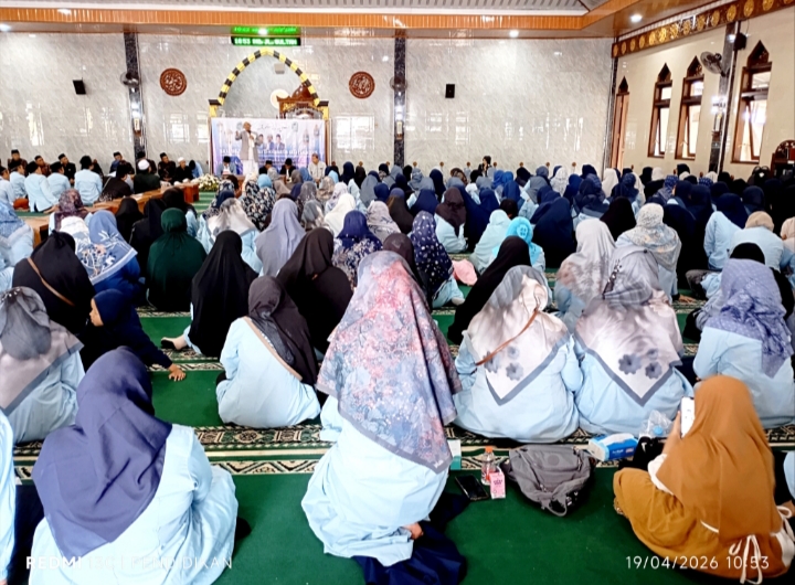 Tampak Ratusan Ustadz-Ustadzah mengikuti serangkaian kegiatan halal bihalal. 