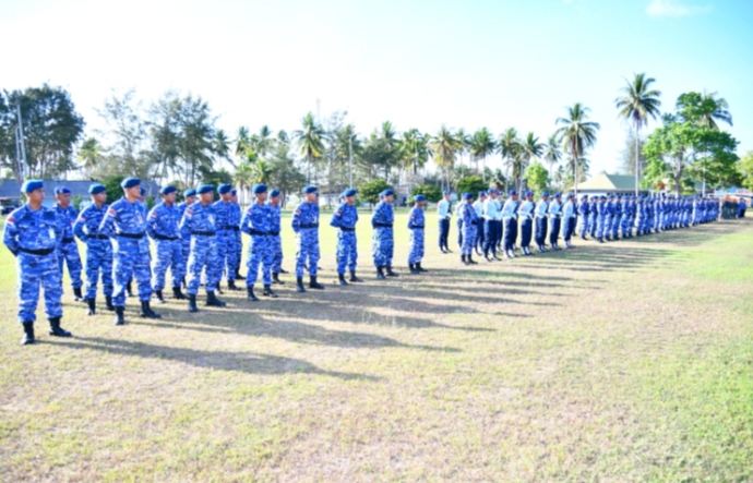 Dengan antusias dan semangat, para personel mengikuti jalanya upacara. 
