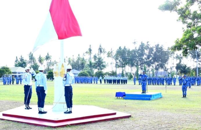 Penghormatan kepada Bendera Merah Putih pada upacara 17 San. 