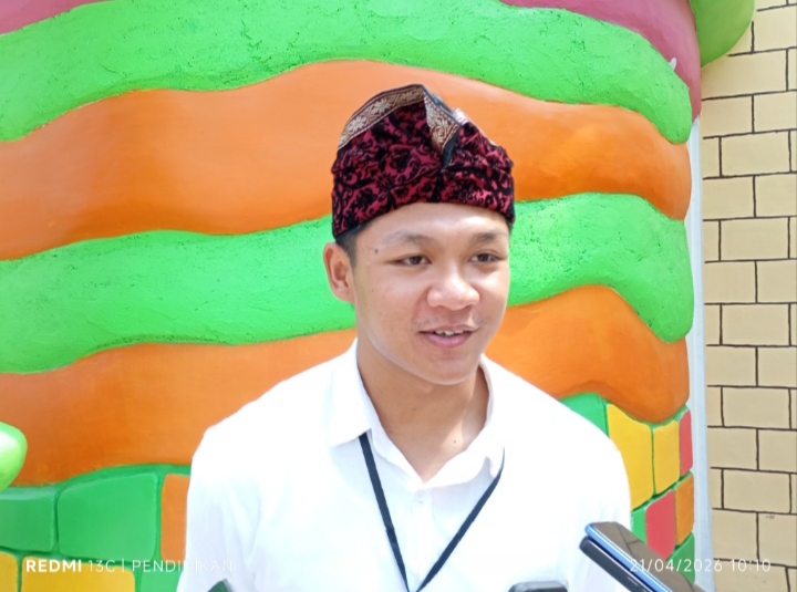 Salah satu Marketing dengan memakai pakaian khas untuk peringati Hari Kartini, ketika di Mikutopia. 