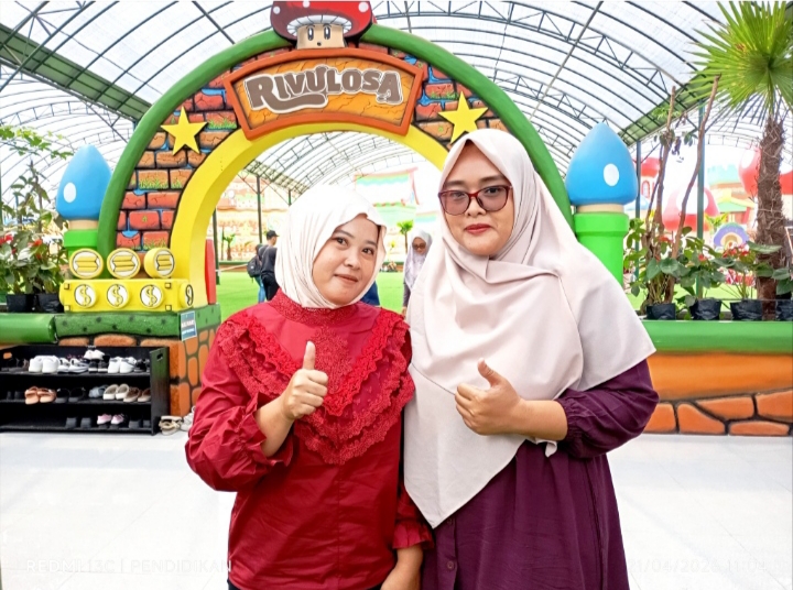 Salah satu pengunjung dari Sidoarjo, ketika berada di salah satu area wahana di Mikutopia. 