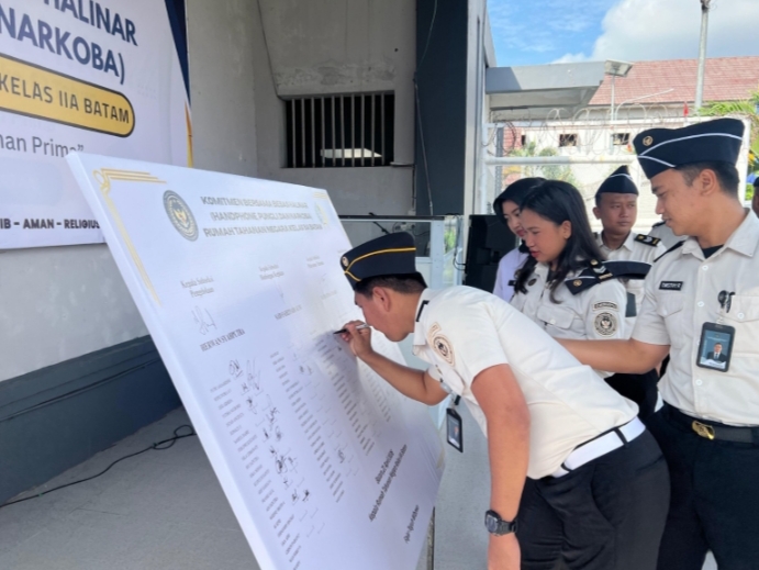 Tampak ketika prosesi Deklarasi dengan ikut bertandatangan pada tempat yang disediakan. 