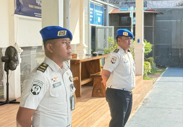 Tampak dua personil dengan sigab mengikuti upacara Deklarasi perang melawan HALINAR. 