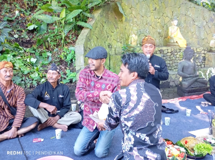 Pemotongan Nasi Tumpeng Kebuli oleh Ketua Panitia yang di Terima oleh Kepala Desa Bulukerto pada acara Meteri Sumber Air Sumber Umbul Kota Batu. 