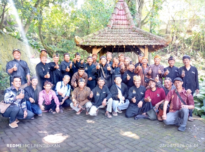 Lembaga Adat Desa Bulukerto ketika bersama sama dengan Prof. Rachmadi. 