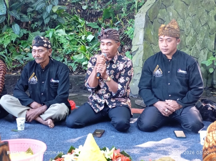 Kegiatan ketika menjelaskan perihal tumpeng dan suguhan selamatan di rangkaian acara Festival Selamatan Sumber Mata Air. 