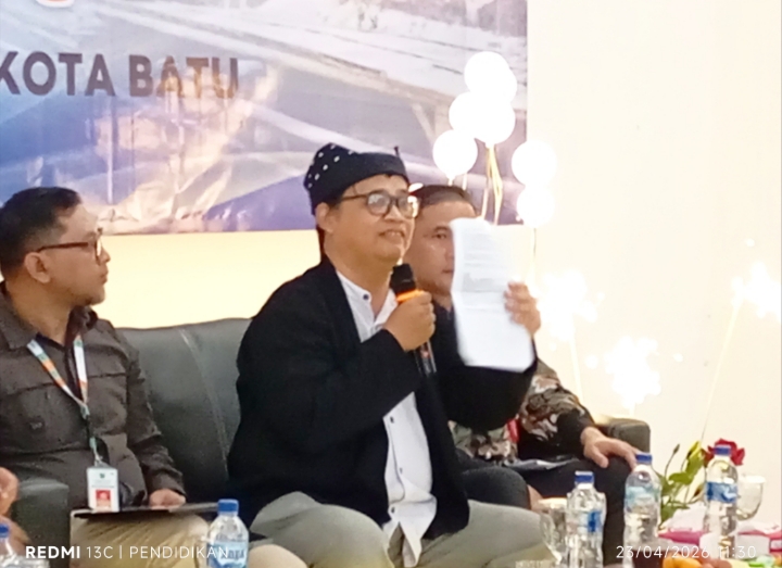 Salah satu pemateri dari Universitas Muhammadiyah Malang ketika memaparkan pandangan pandangan perihal sumber mata air dan budaya. 