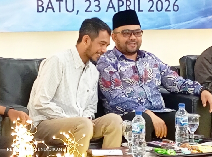 Kepala Desa Bulukerto, Suhermawan ketika bersama Plt, Wali Kota Batu, Heli Suyanto pada acara Rembug Ekologi. 