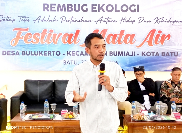 Kepala Desa Bulukerto, Suhermawan ketika memberikan sedikit cerita sejarah sumber air Umbul Gemulo. 