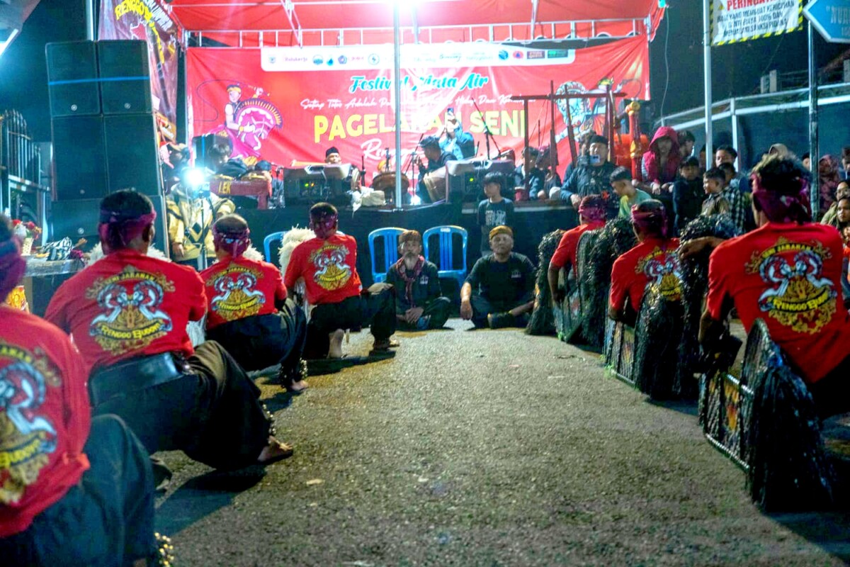 Pembukaan Kesenian Jaran Dor yang dilakukan oleh para senior dan yunior. 