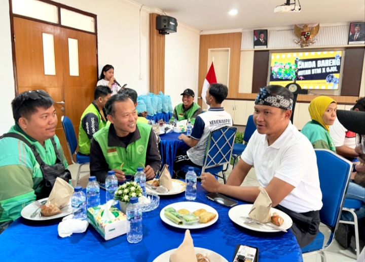 Salah satu petugas dari Rutan ketika berinteraksi bersama ojol. 