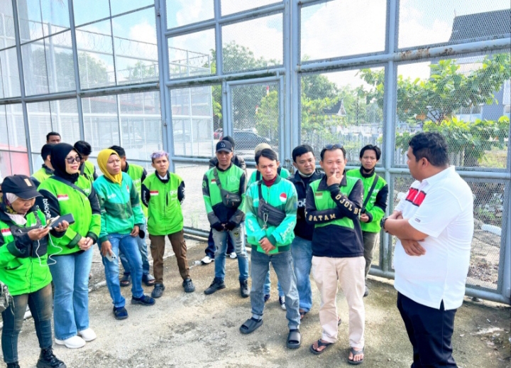 Petugas ketika menjelaskan salah satu tempat di Rutan kepada ojol. 