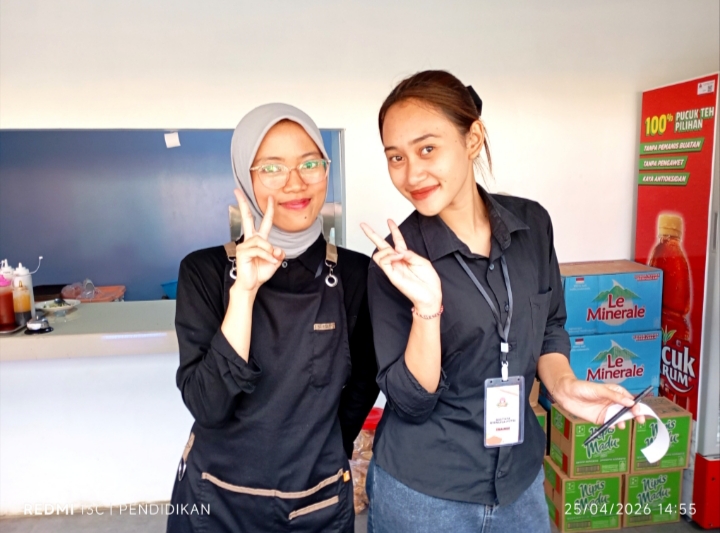 Shafa dan Shafira ketika berada di salah satu tempat kuliner Lingzhi Mikutopia. 