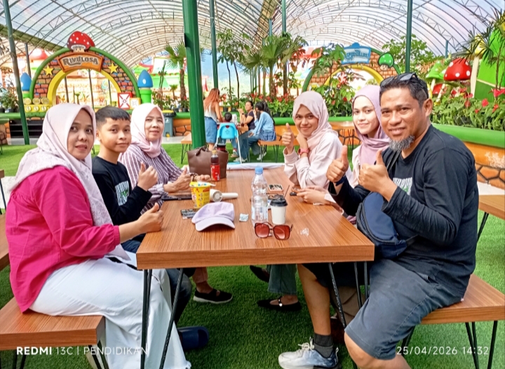 Keluarga Bapak Faisal dari Jambi ketika menikmati salah satu menu kuliner di Mikutopia
