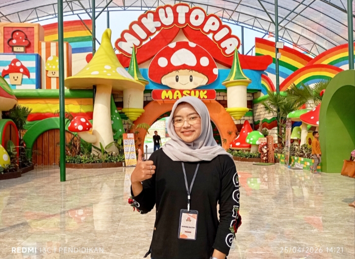 Salah satu marketing, Dingin di Nasya ketika berada di area loket masuk Mikutopia. 