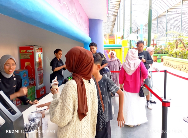 Wisatawan ketika antusias memesan kuliner yang berada di area Lingzhi Mikutopia. 