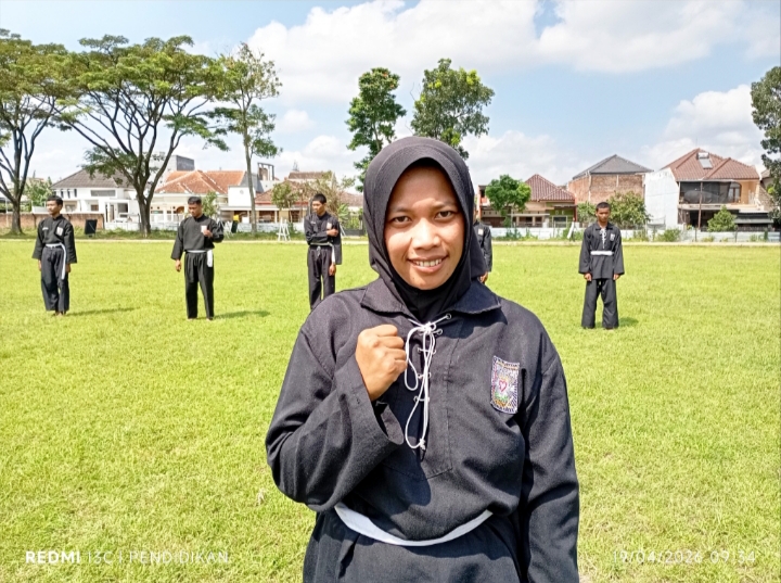 Antika salah satu siswa dari Komisariat Arhanud Cabang Baru ketika mengikuti Latihan Gabungan di Dodikjur Rampal Malang. 
